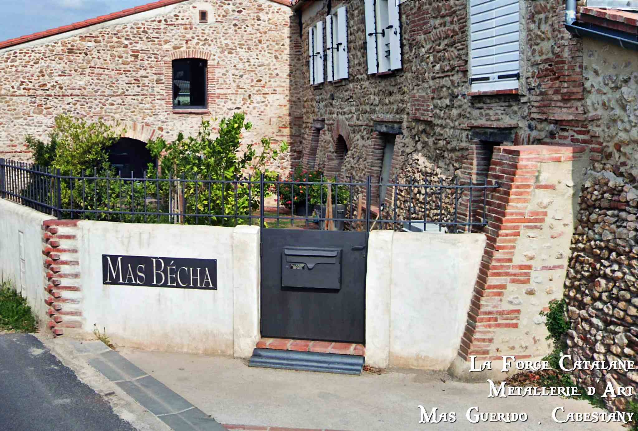 portillon avec boite au lettres integree entree Mas Becha nyls forge catalane.jpg